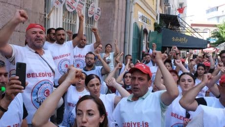 Türk-İş, İzBB'de işten çıkarılan işçileri ziyaret etti: İşçilerle uğraşmayın, kente hizmet edin