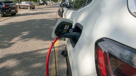 Auto elettriche, colonnine al palo mentre la ricarica costa quanto un pieno