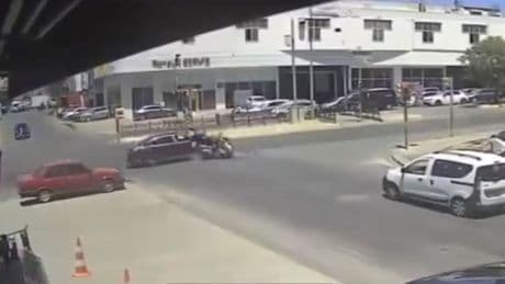 Otomobil ve motosiklet çarpıştı! O anlar kamerada