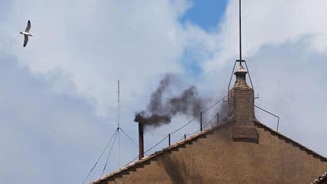 Opnieuw zwarte rook: conclaaf nog niet eens over nieuwe paus