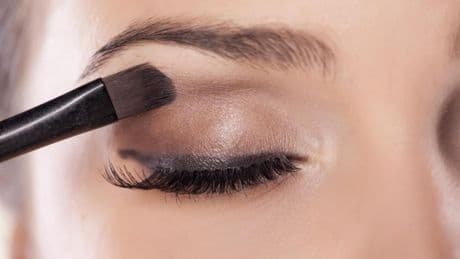 Alberto Dugarte, maquillador: "Si tu piel es madura jamás maquilles tus ojos con sombras con brillo"