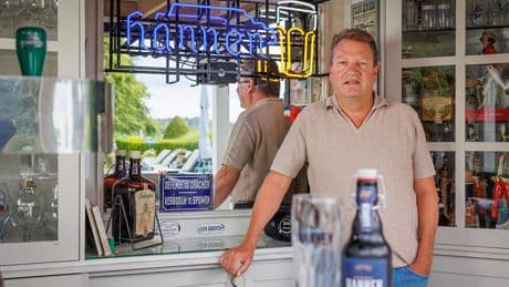 Sepp vond op rommelmarkt zijn eigen achternaam in neonletters: ’Heeft nu een mooi plekje bij ons zwembad’