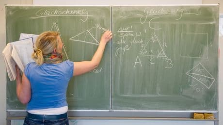 Debatte um verbeamtete Lehrer - Das kostet ein Beamter, das ein Angestellter