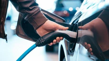 Recibir una ayuda para comprar un coche tributa
