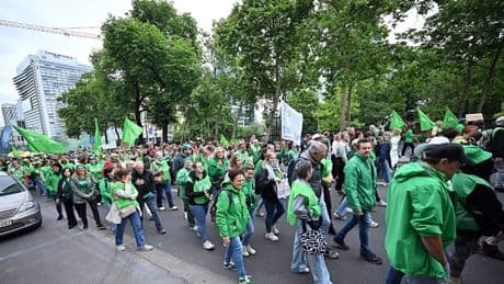 Brüksel'de binlerce kişi sokaklarda: Sosyal harcamalardaki kesintiler protesto edildi