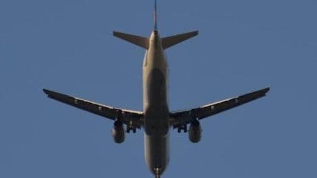 Volo Francoforte-Siviglia, un pilota sviene e l’altro è in bagno. L’aereo vola senza pilota