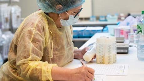A l’hôpital Necker, dans la fabrique du « lait de femme » pour sauver des prématurés
