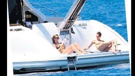 Kız kıza tatil