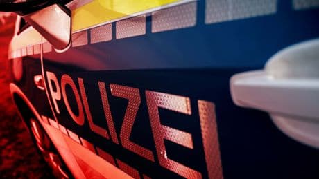 A3 - Porsche kracht in PKW: Fahrer schwer verletzt