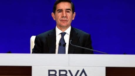 La venta de la filial británica del Sabadell al Santander fuerza a BBVA a mejorar la opa
