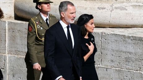 Letizia cumple el protocolo  y vuelve a llevar mantilla tras más de una década para despedir al Papa Francisco