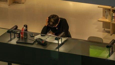 Opositar es el sueño aburrido de millones de personas. Y la escritora española de moda lo ha convertido en un libro
