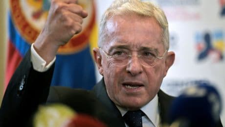 Colombie : l'ex-président Alvaro Uribe fixé lundi sur son sort pour subornation de témoins