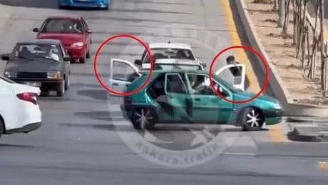 Trafikte kılıç ve bıçakla saldırı... Yakalandılar!