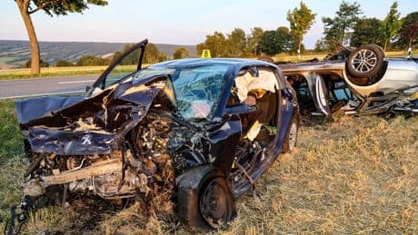 Verletzte eingeklemmt - Schleuder-Auto rammt andere Fahrerin (29) tot