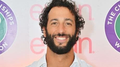Daniel Ricciardo teases comeback with photo next to logo of iconic racing team