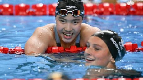 Estados Unidos reina ante Australia en el broche de Marchand, McIntosh y la colosal niña de 12 años