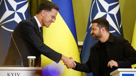 El jefe de la OTAN promete desde Kiev "reforzar" el poder militar de Ucrania tras la idea de Trump de atacar Rusia