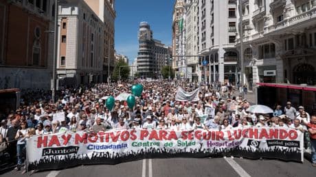 Miles de ciudadanos marchan por Madrid en defensa de la sanidad pública