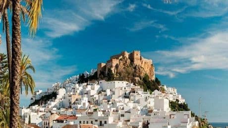 El bonito enclave encaramado a un peñón en el que puedes visitar un castillo nazarí y desconectar en sus inmensas playas