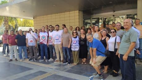 Karşıyaka Belediyesi çalışanları sessiz eylem gerçekleştirdi: “Mücadelemize devam ediyoruz, edeceğiz”