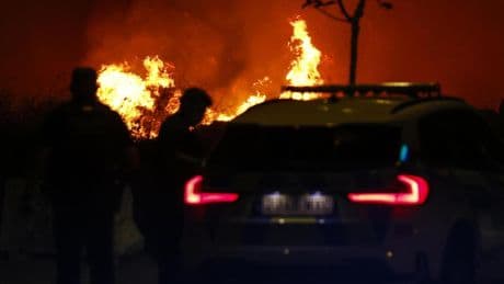 Una tormenta seca y el fuerte viento, posible causa del feroz incendio de Tres Cantos: un hombre ha muerto quemado