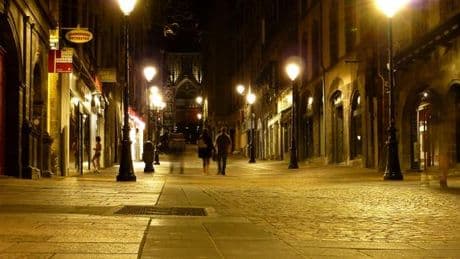 Clermont-Ferrand : après une nuit de violences, un corps calciné retrouvé dans une voiture incendiée