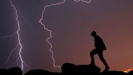 Randonneurs frappés par la foudre : quelles sont les précautions en montagne face aux orages ?