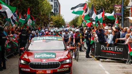 Ayuso gana una etapa marcada por la tensión en torno al Israel-Premier Tech, la patata caliente del pelotón