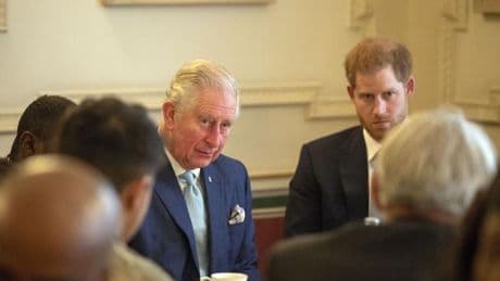 El príncipe Harry regresa a Reino Unido bajo la sombra de un posible reencuentro con su padre