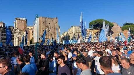 Lazio, il corteo dei tifosi: «Basta con Lotito». Quasi diecimila persone in strada dal Colosseo a piazza Venezia