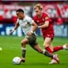 Minimale voorsprong voor PSV in Enschede, aftrap tweede helft moet over van scheidsrechter