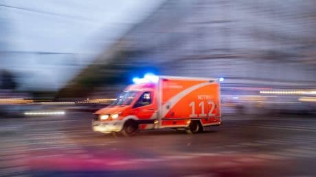 Berlin: Motorradfahrer erfasst Fußgängerin in Moabit – Lebensgefahr