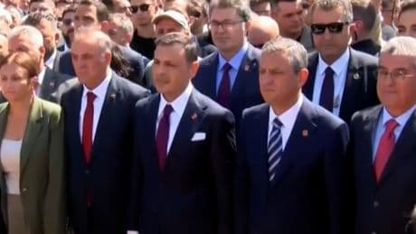 Özgür Özel, Taksim Anıtı'na çelenk bıraktı; Gürsel Tekin gelmedi!