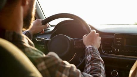 Esta es la nueva etiqueta de la DGT para los coches autónomos