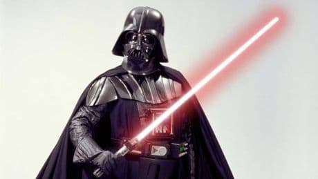 "Une pièce incroyable": un sabre utilisé par Dark Vador dans "Star Wars" mis aux enchères