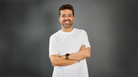 Jordi Reche, experto en comunicación no verbal: “Cuidado con mentirle a los niños; si les dices que no estás enfadado cuando lo estás, les confundirá porque verán un mensaje incongruente entre tus gestos y palabras”