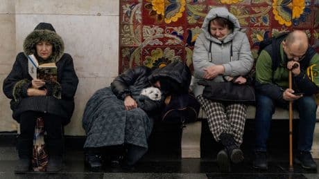 Privés de sommeil par les drones russes: le quotidien impossible des Ukrainiens