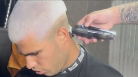 Alcaraz si fa biondo, il nuovo look dello spagnolo spopola sui social: ecco il nuovo taglio di capelli