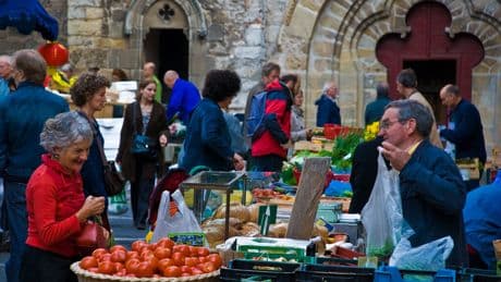 Francia necesita recortar 40.000 millones de euros. Y ha decidido empezar por algo sagrado en Europa: los festivos
