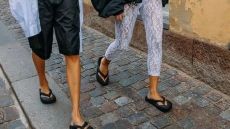 Las chanclas de plataforma vuelven en 2025 y arrasan como "el calzado oficial del verano"