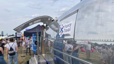 «Cela permet de redorer un peu leur image» : l’opération séduction de France Travail dans les festivals