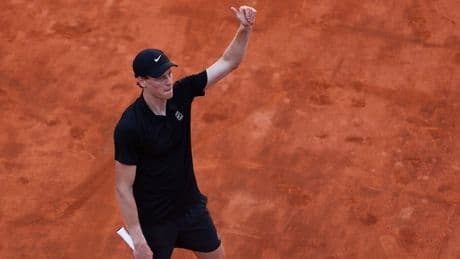 <p>Sinner dominante a Roma, De Jong ko: agli ottavi c'&egrave; il numero 18 del mondo</p>