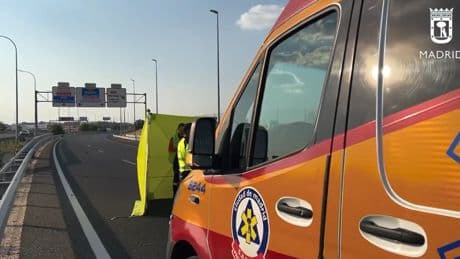 Muere un motorista en Madrid tras colisionar contra un vehículo detenido en el arcén