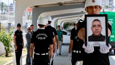 Görevi başında kalp krizi geçiren polis hayatını kaybetti