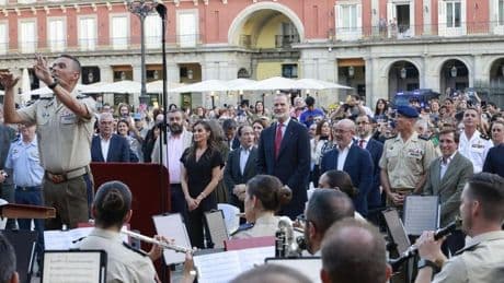 Los Reyes derrochan complicidad en su visita sorpresa al concierto por su década en el trono