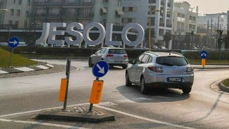 Jesolo, truffa delle vacanze: versano la caparra ma l'appartamento non c'è. Il vicino: «Oltre 40 persone qui prima di voi»