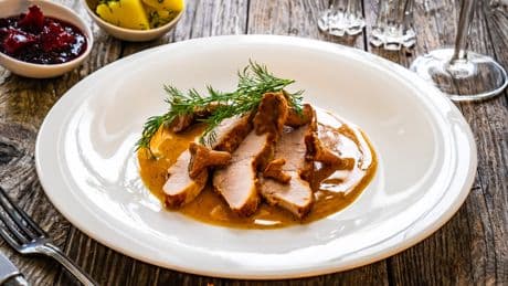 Cómo preparar el lomo de cerdo a la cerveza con champiñones: una receta barata y jugosa