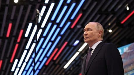 Ucraina, Putin minaccia l'Occidente: «Legittimo colpire i soldati stranieri». Petrolio russo, lite nell?Ue