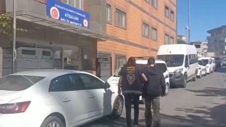 Sosyal medyada görüntüleri yayınlandı! Elinde satırla gezen çocuk yakalandı